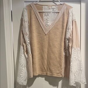 POL Women's Tan and White Lace Sleeve Blouse